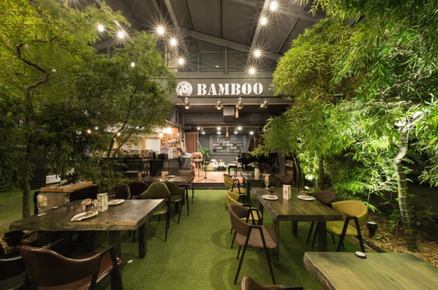 韓国BAMBOO15-8カフェの森のような雰囲気を醸し出す内部。レストランのテーブルと椅子が並んでいます。