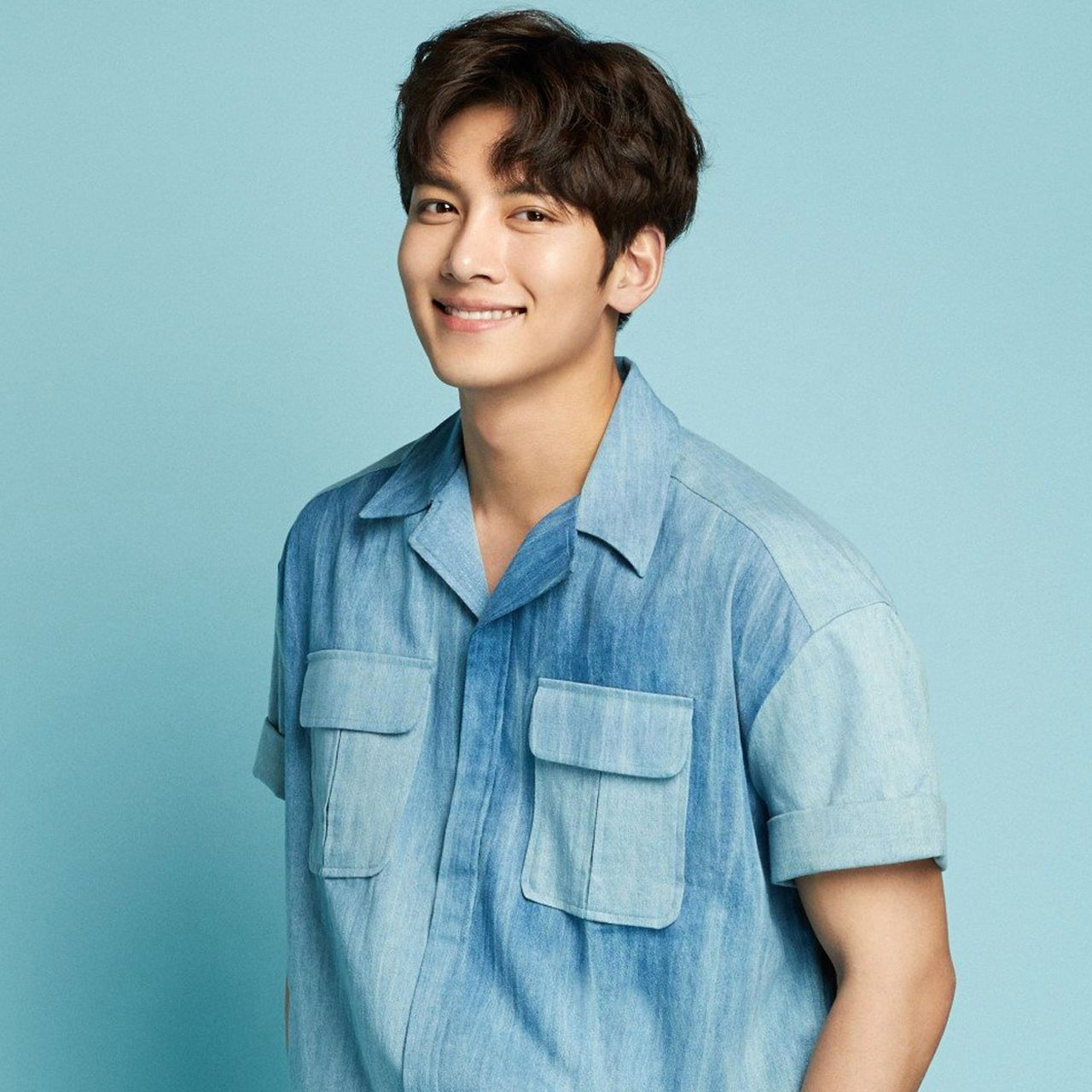 韩国演员池昌旭穿着牛仔衬衫的正面全身照片，展现他的时尚穿搭风格。