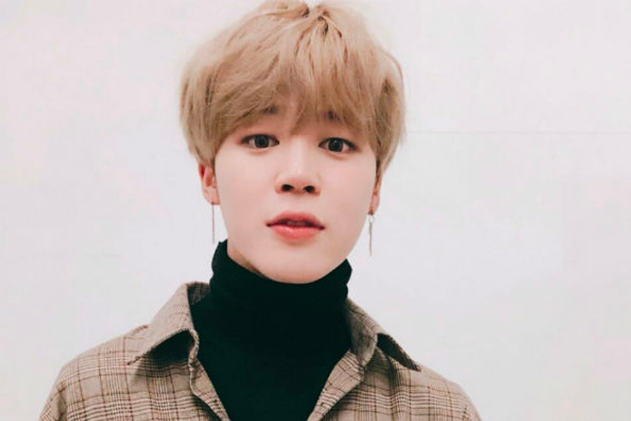 BTS的Jimin在白色背景前穿著格子襯衫與黑色高領毛衣。臺灣語SEO友好替代文字：Jimin的減肥名言，韓國流行男團BTS成員展示時尚穿搭與正能量箴言。