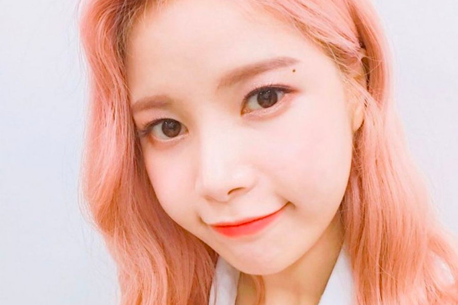 MAMAMOO的頌樂用粉紅色秀髮散發舞臺魅力。臺灣語SEO友好替代文字：MAMAMOO的頌樂給予減肥勵志語，韓國女團成員專注堅持信念。