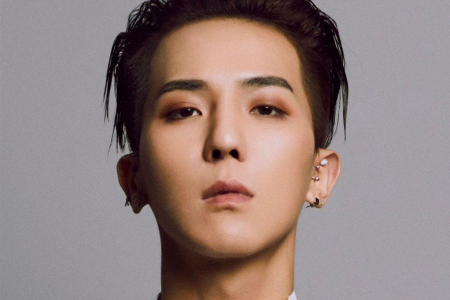 WINNER的MINO身穿黑色上衣，展示酷炫髮型。臺灣語SEO友好替代文字：MINO的減肥故事，韓國人氣男團WINNER成員分享剋制飲食的洞見。