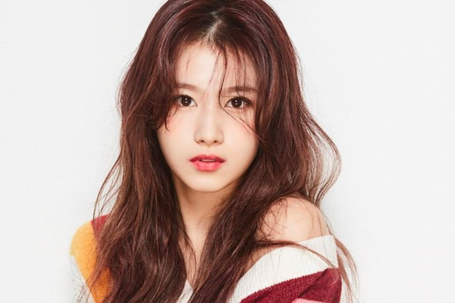 TWICE的SANA坐姿又顯現出她清新的美感。臺灣語SEO友好替代文字：SANA的飲食建議，韓國人氣女團TWICE成員面對誘惑時的自控力。