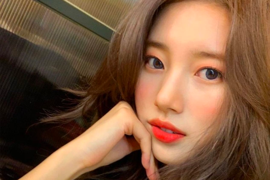 韓國演藝圈明星秀智留著鬆散長髮，表現自然美態。臺灣語SEO友好替代文字：秀智健康瘦身之道，知名韓國女藝人堅持正確飲食習慣。