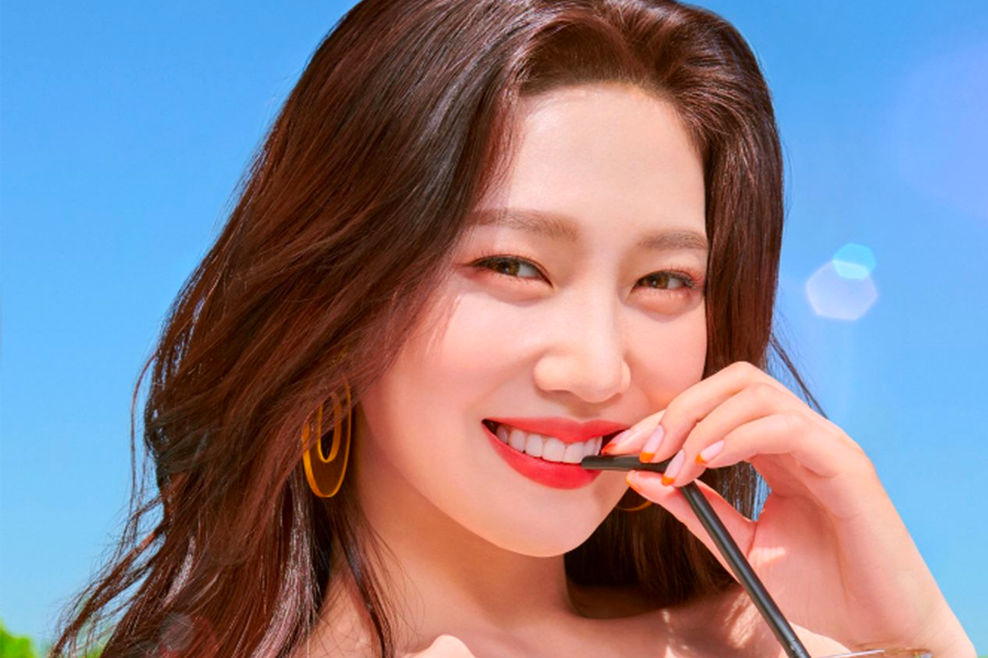 Red Velvet成員Joy在明亮背景中展現柔順長髮。臺灣語SEO友好替代文字：Joy的飲食智慧，韓國人氣女團Red Velvet成員學會珍惜身體。