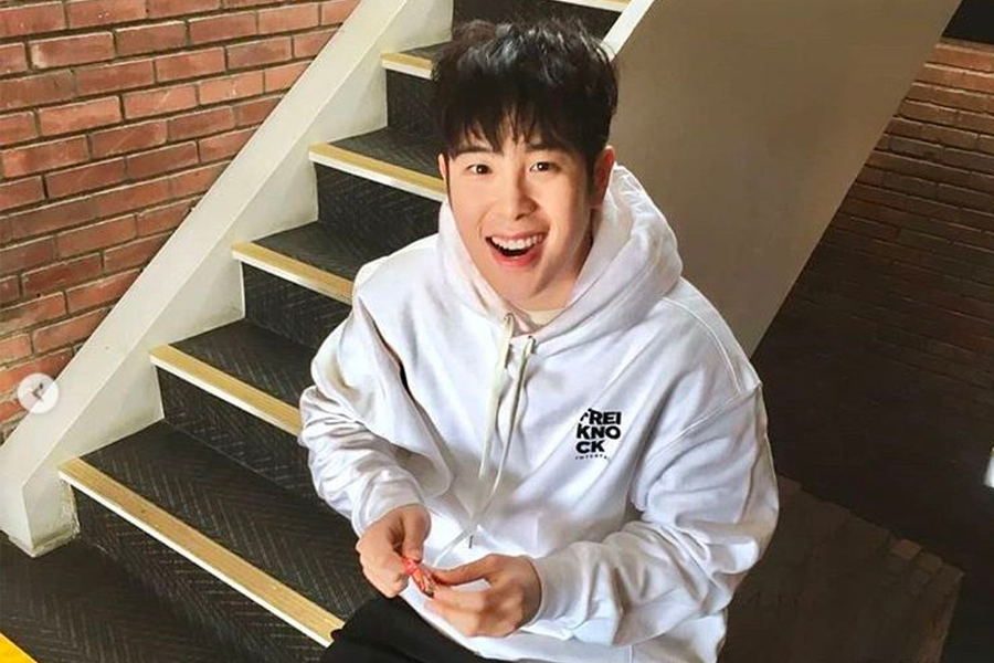 韓國男團Block B成員P.O穿著寬鬆連帽上衣坐在樓梯上。臺灣語SEO友好替代文字：Block B的P.O談論體重管理，韓國男團成員以健康方式減輕壓力。