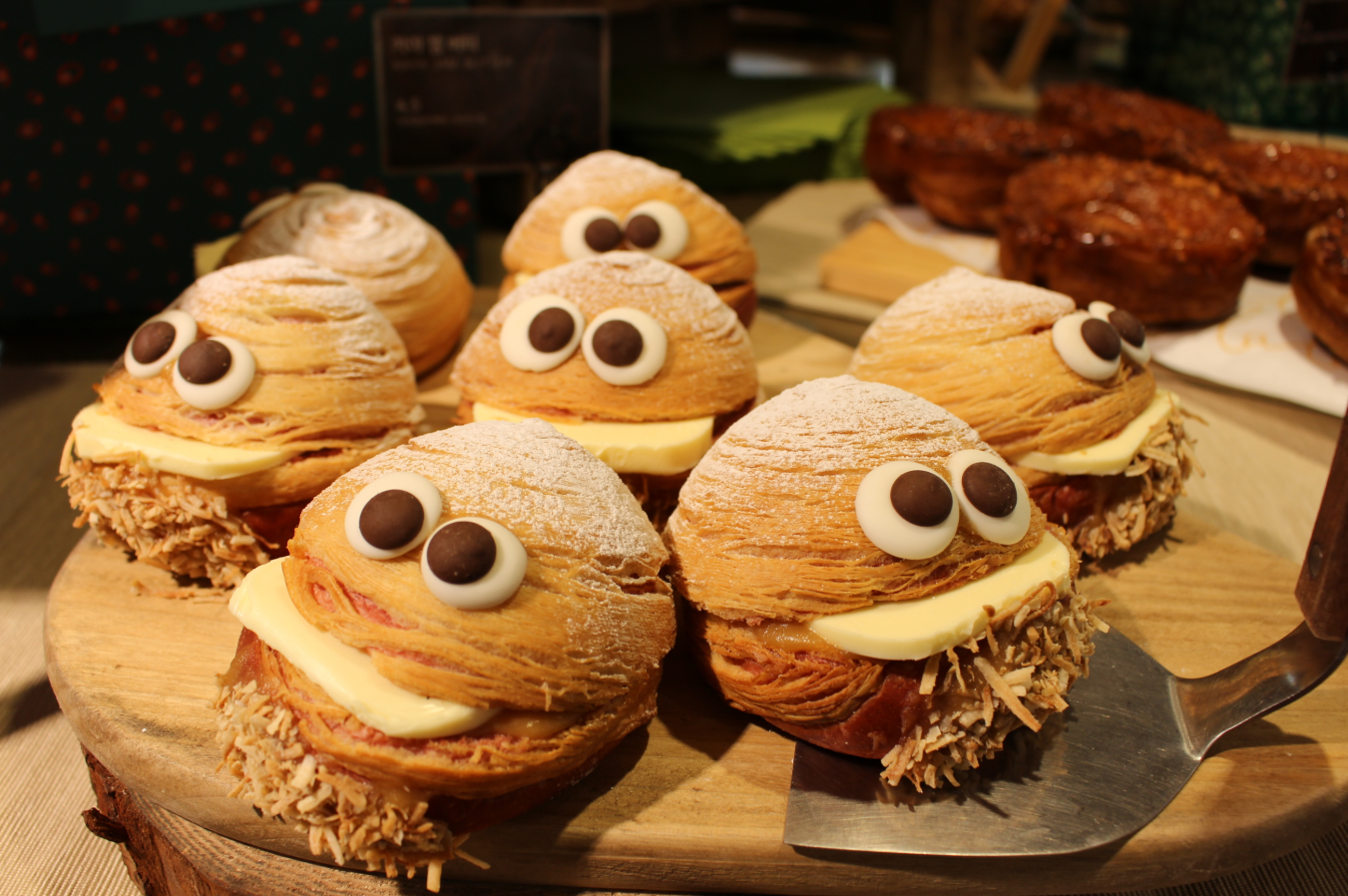 LALA BREADハンナム店で販売されているカヤジャムバターのパン。目がついた可愛らしいデザインで並べられています。