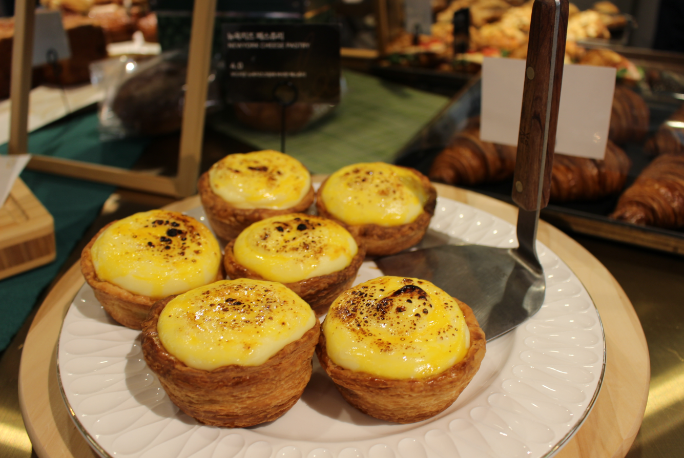 トレイに並べられたニューヨークチーズペスチュリーの画像。表面がこんがり焼かれたクリーミーなペストリー。