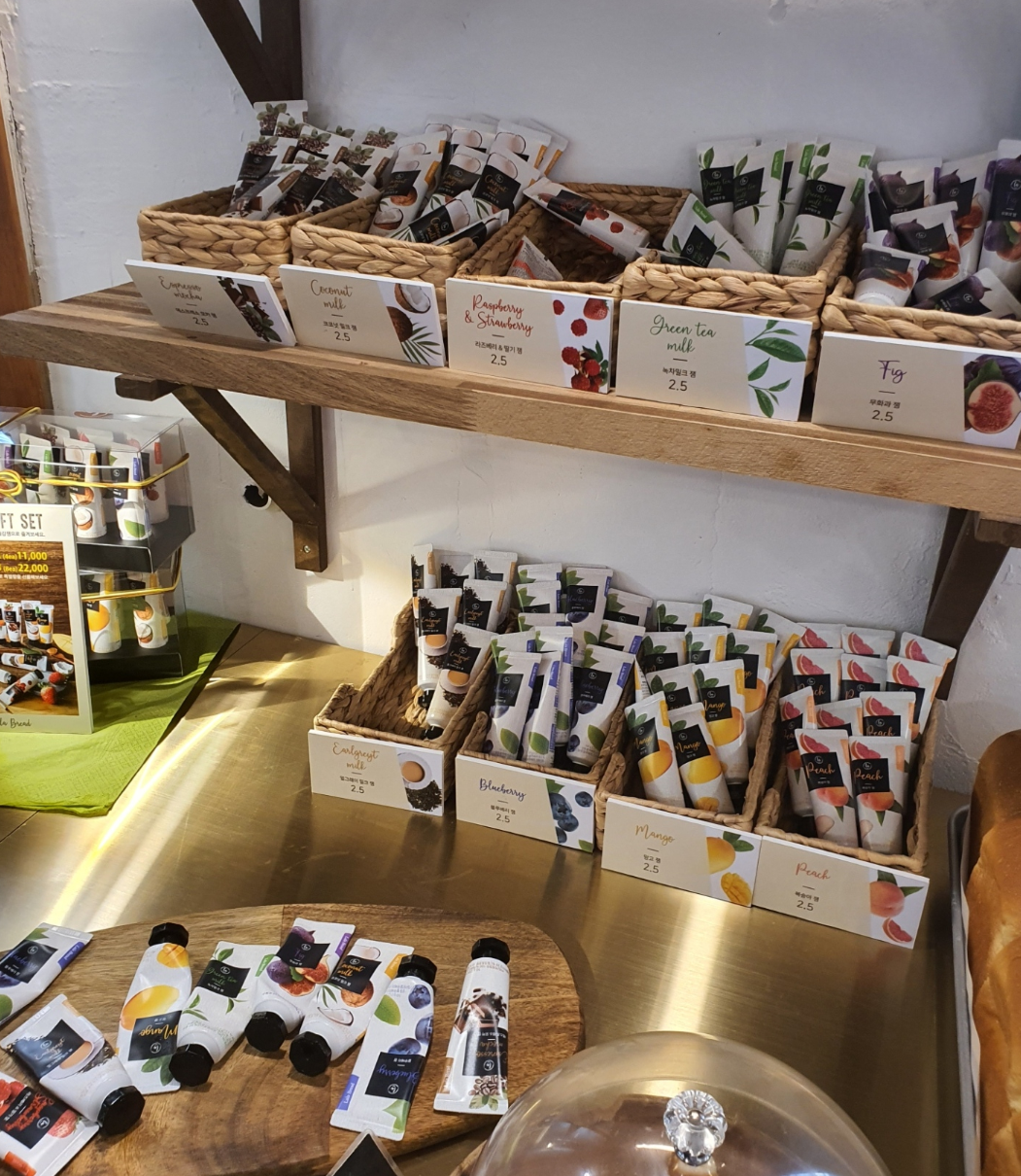 棚にディスプレイされた様々なフレーバーのジャム。おしゃれなパッケージで並べられています。