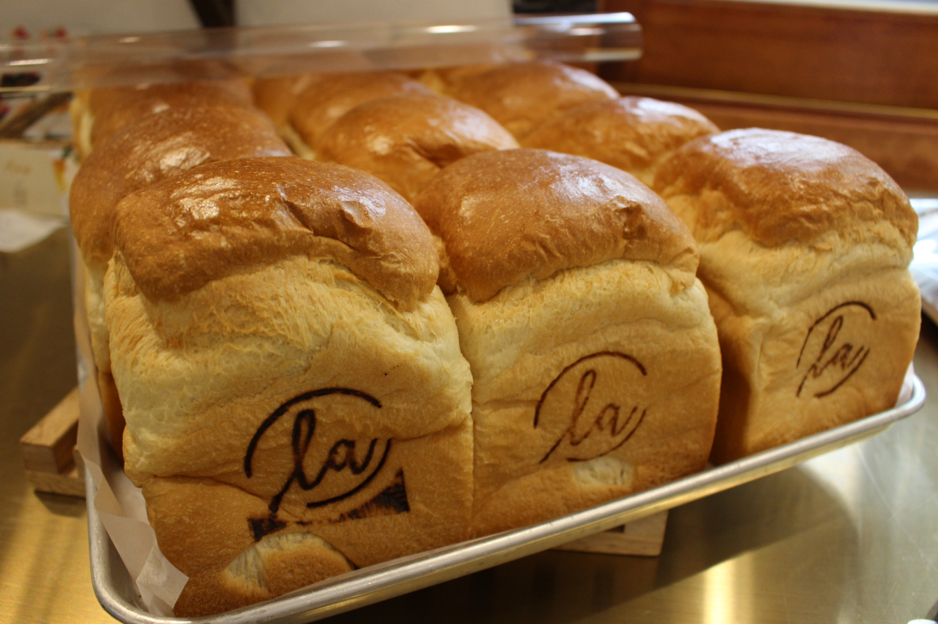 LALA BREADハンナム店の柔らかくふっくらとした食パンの画像。パンに「La」の焼印がされています。