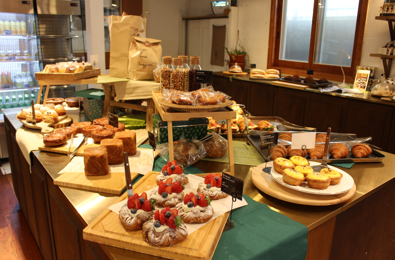 LALA BREADハンナム店のパンと焼き菓子がディスプレイされたカウンター。多様な種類のペストリーが盛り付けられています。