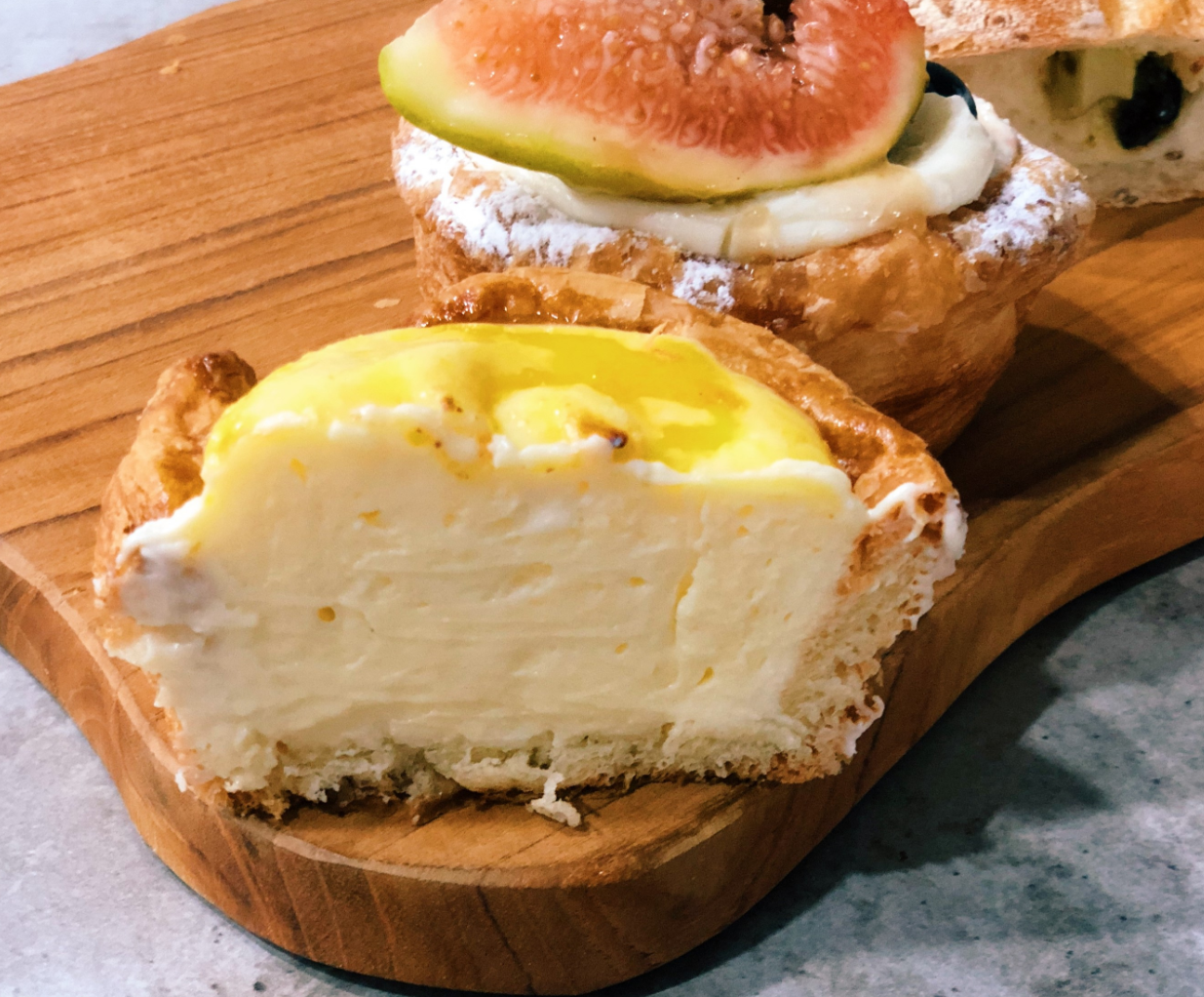 LALA BREADハンナム店で購入したニューヨークチーズペスチュリーの断面図。クリーミーで濃厚なチーズが詰まっています。