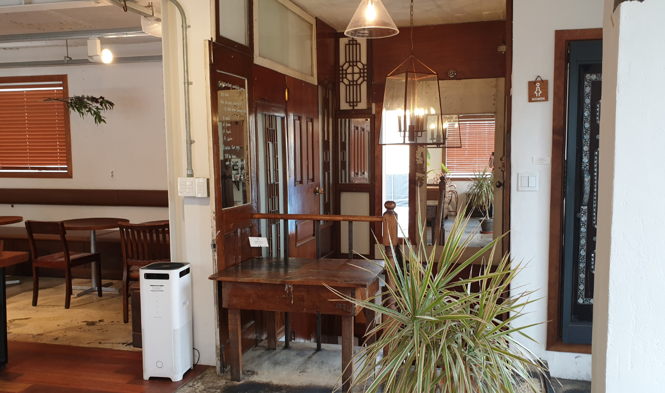 LALA BREADハンナム店の木質アンティークなインテリアが魅力の室内。ダイニングエリアの一部が見えています。