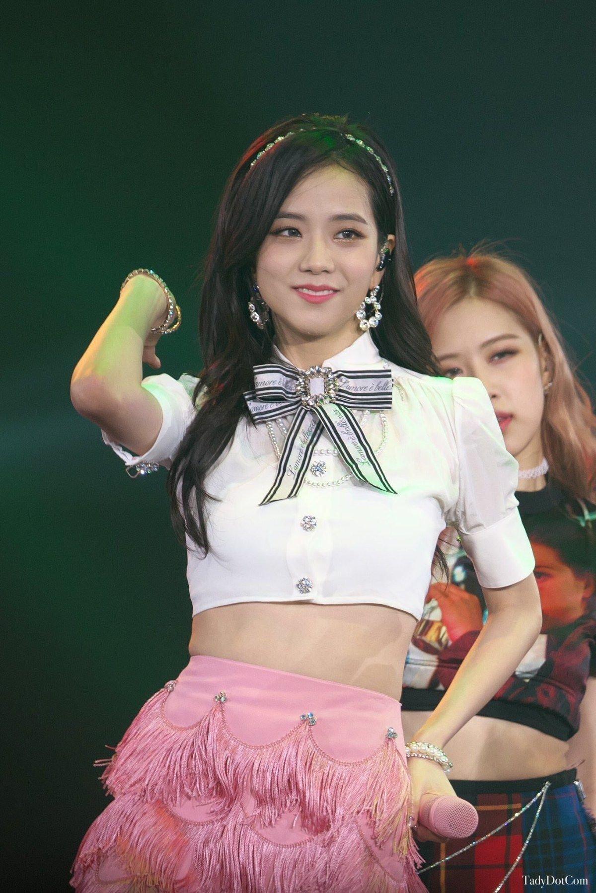 Mode de BLACKPINK Jisoo | Miss Dior, OOTD de Jisoo et Tenue de scène