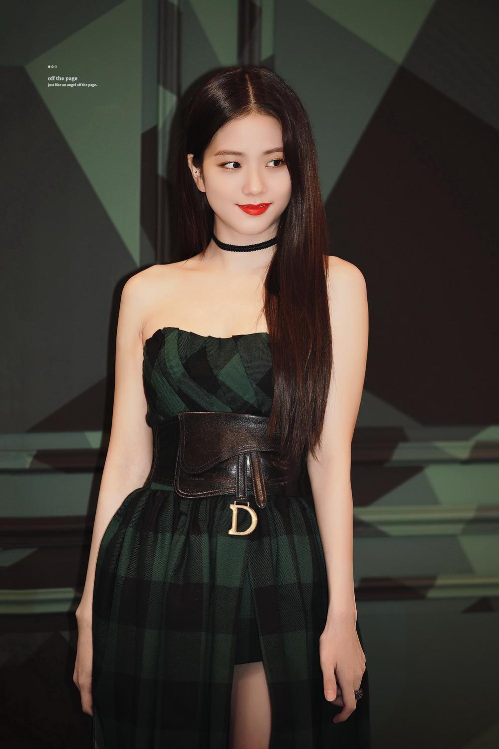 BLACKPINKs Jisoo Is Taking Everyones Breath Away At The Dior Event   Koreaboo