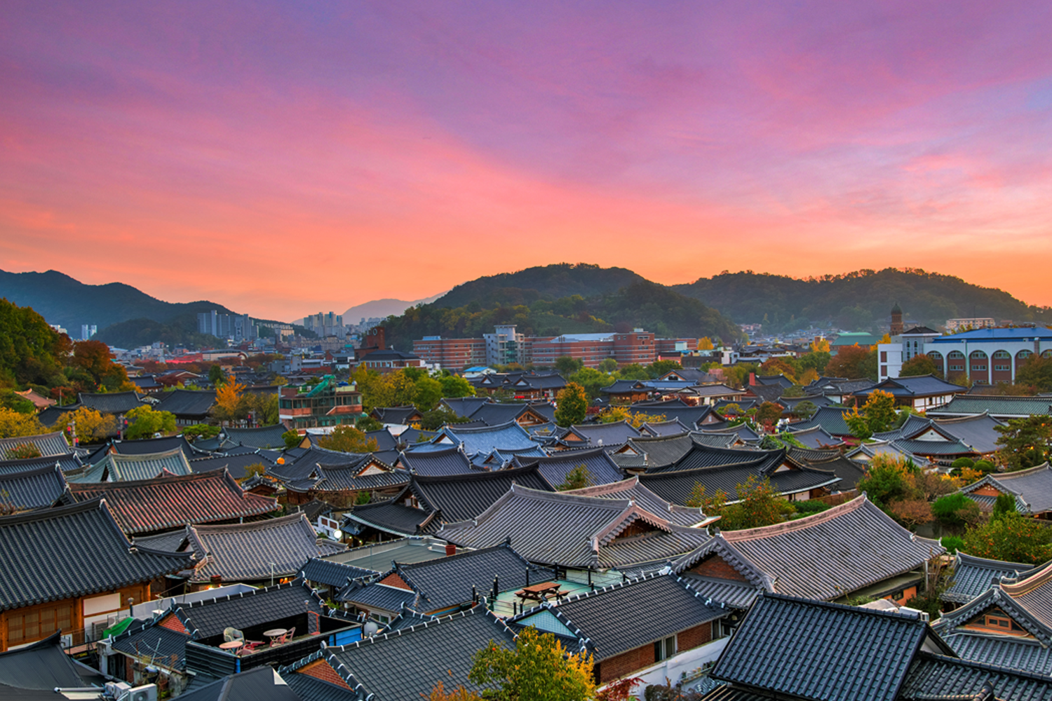 韓國全州韓屋村的美麗日落景象，全州位於韓國全羅北道，是著名的韓屋村旅遊勝地。