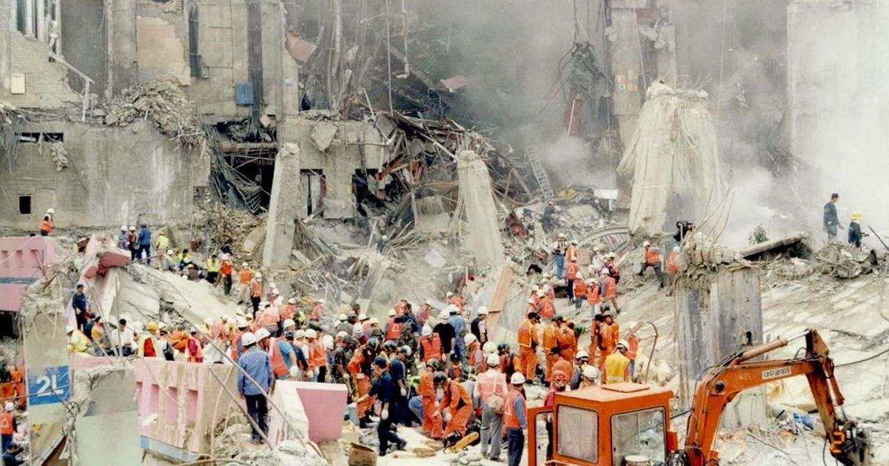 南韓歷史上重大災難的救援現場，員工和消防人員努力進行事故救援和搶險工作。