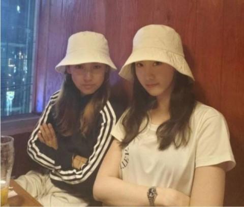 ユナと友人、一緒に休息の時間を過ごす場面、寛いだ雰囲気