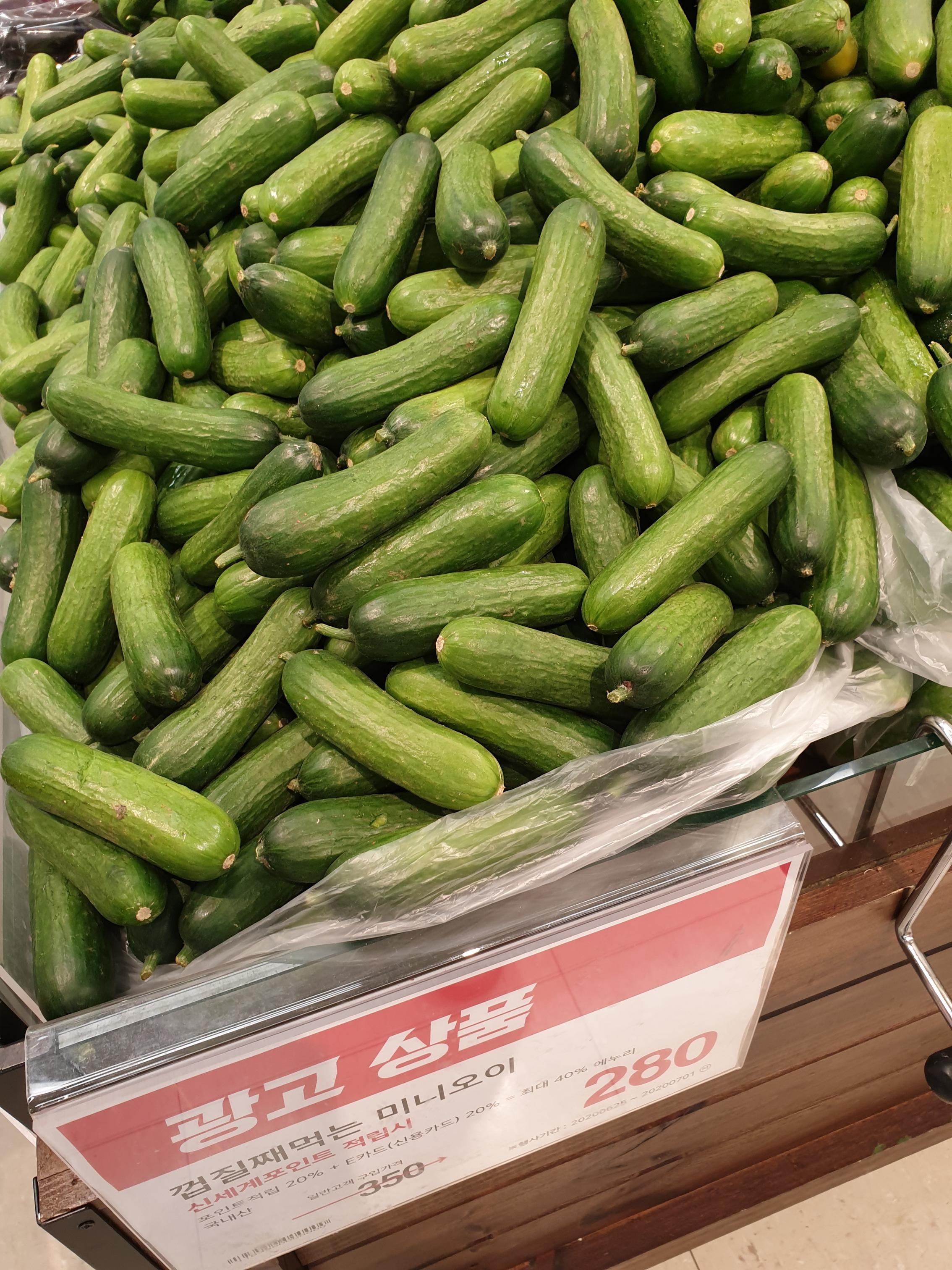 韓国、韓国マート、韓国スーパー、韓国イーマート、韓国ロッテマート、韓国スーパーマーケット、韓国大きなスーパー、韓国巨大スーパー、イーマート、ロッテマート、ロッテ、emart、マート、オモシロ土産、面白いお土産、韓国、韓国お土産、韓国土産、韓国お菓子、韓国食材、韓国グルメ、ネギ味、ミニキュウリ、BTS、レモナ、レモン、ペンス