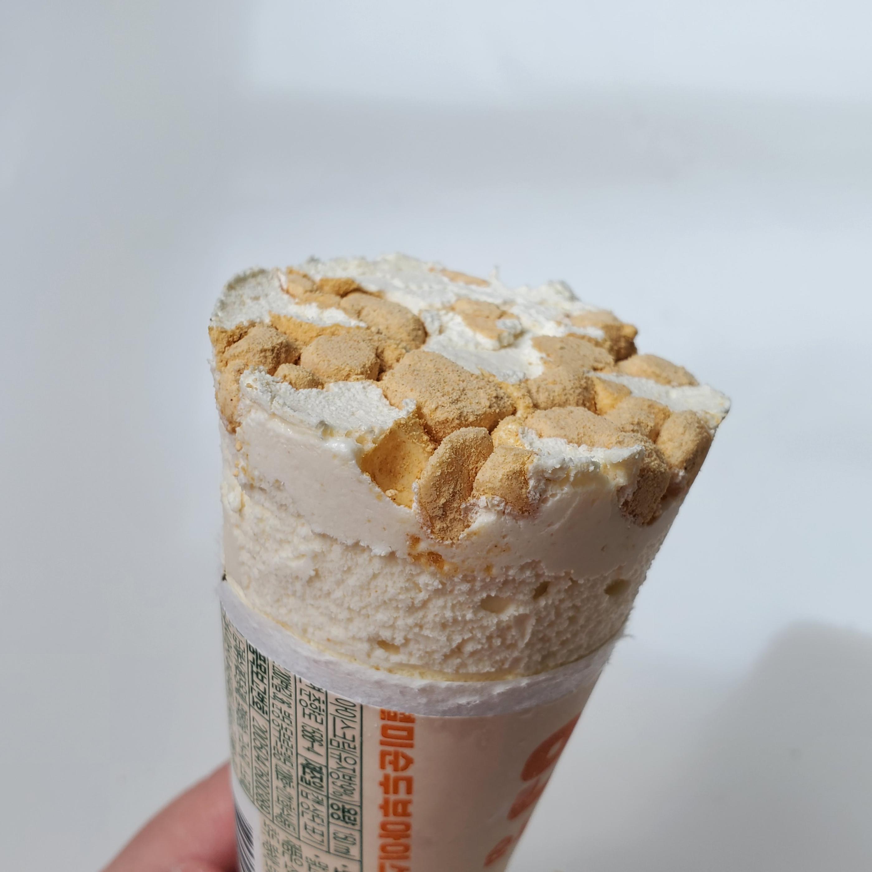豆粉和豆腐味的甜筒,頂部灑滿酥脆餅乾屑