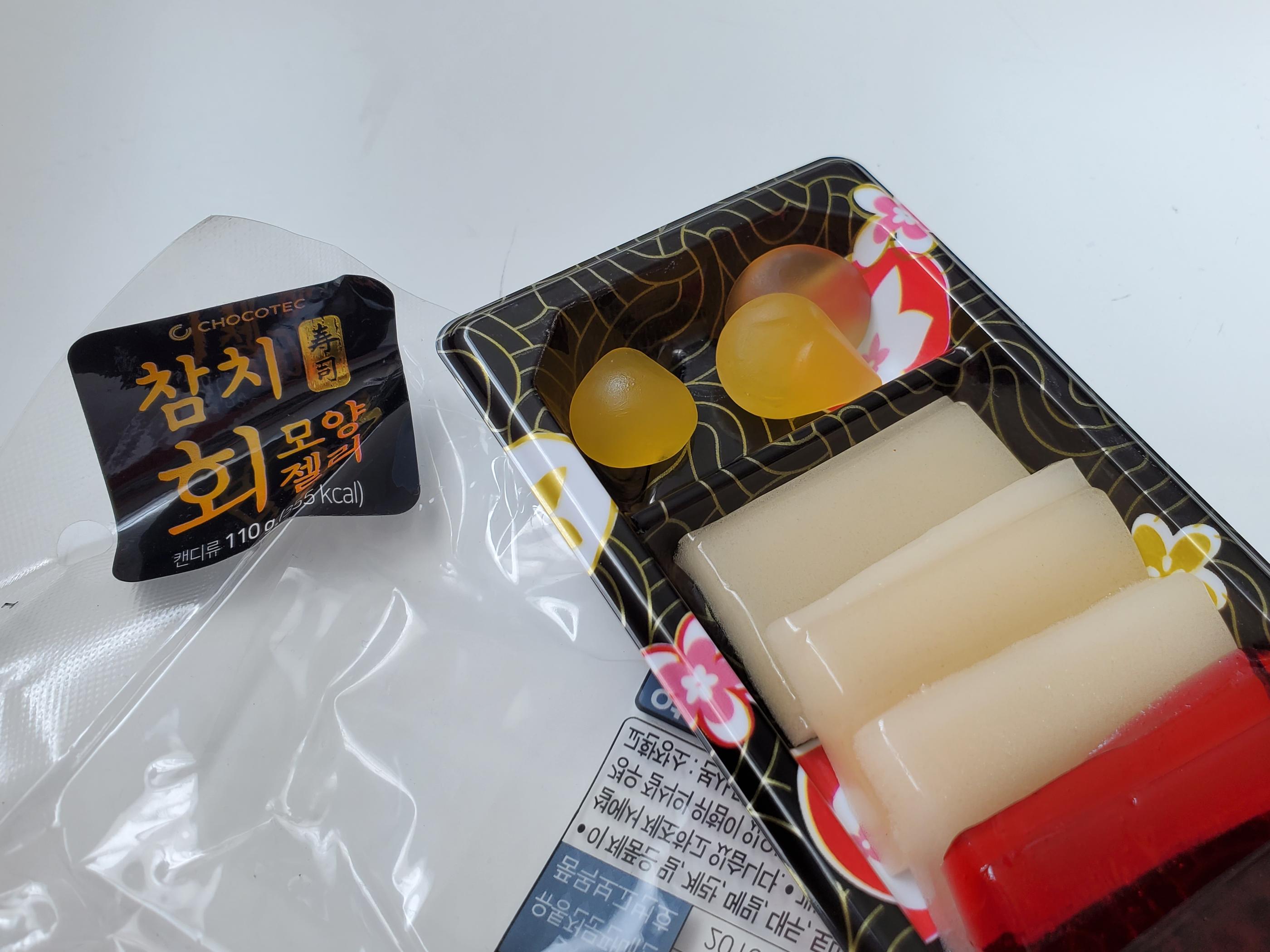 近距離展示的韓國吞拿魚生壽司軟糖，呈現白色和紅色的層次分明。