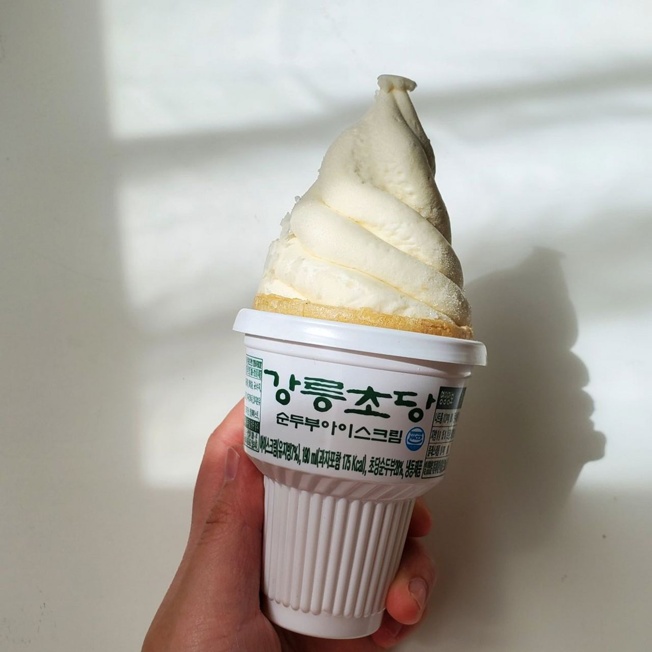 韓國嫩豆腐冰淇淋,白色奶油冰淇淋形成漩渦狀