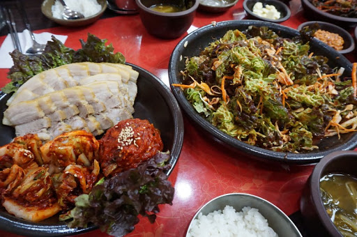 TWICE Tour | Creatrip Locals