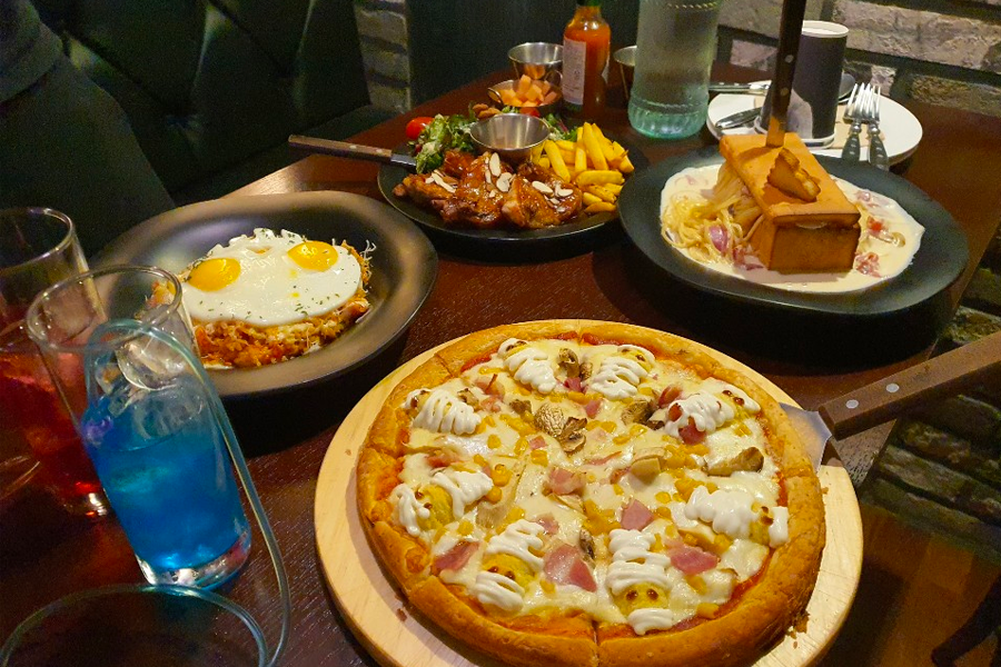 在女巫廚房享受的豐盛餐點,全景攝影下顯示有多道具有創意的特製料理。