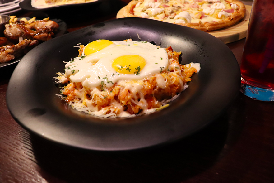 泡菜起司辣椒飯,配有雞蛋做成的開心臉,餐點頗具創意。