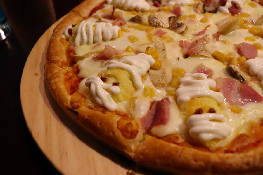 木乃伊馬鈴薯披薩特寫,展示吸引食客的細節與創意的裝飾。