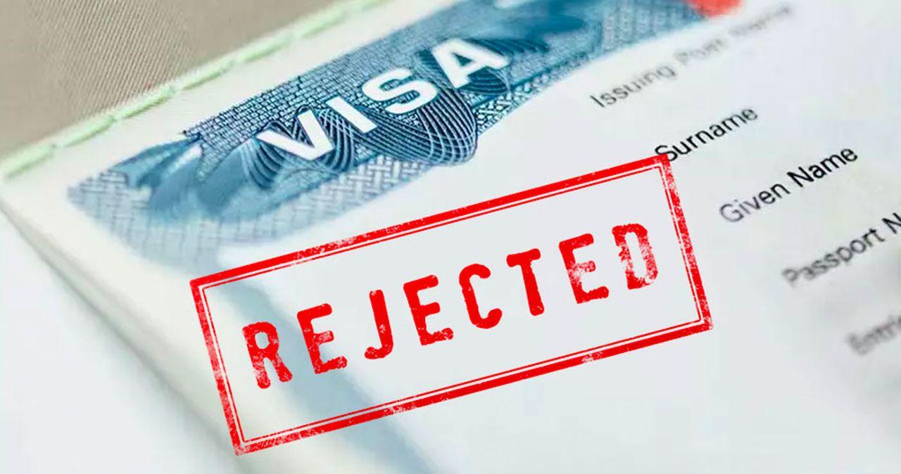 ตราปฏิเสธวีซ่าบนหน้ากระดาษใกล้ชิด