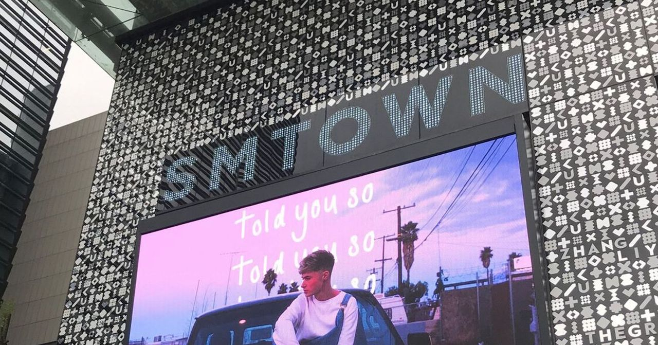 韩国SMTOWN门前的大型显示屏幕，展示著名韩国音乐文化地标。