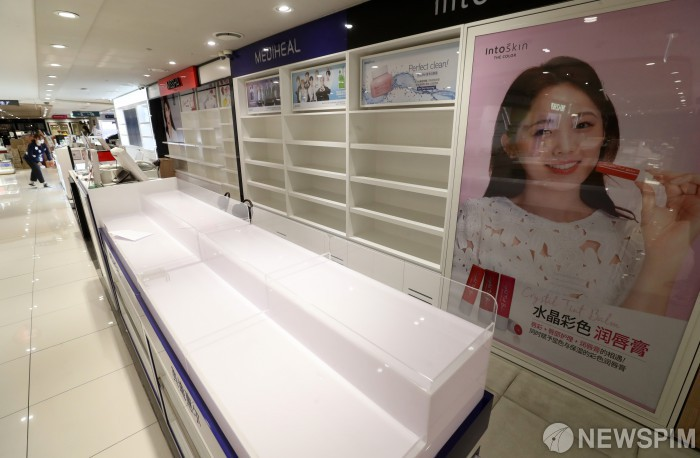 韩国仁川机场SM免税店空置货架，标志着因疫情冲击即将关闭。新闻来源：뉴스핌。