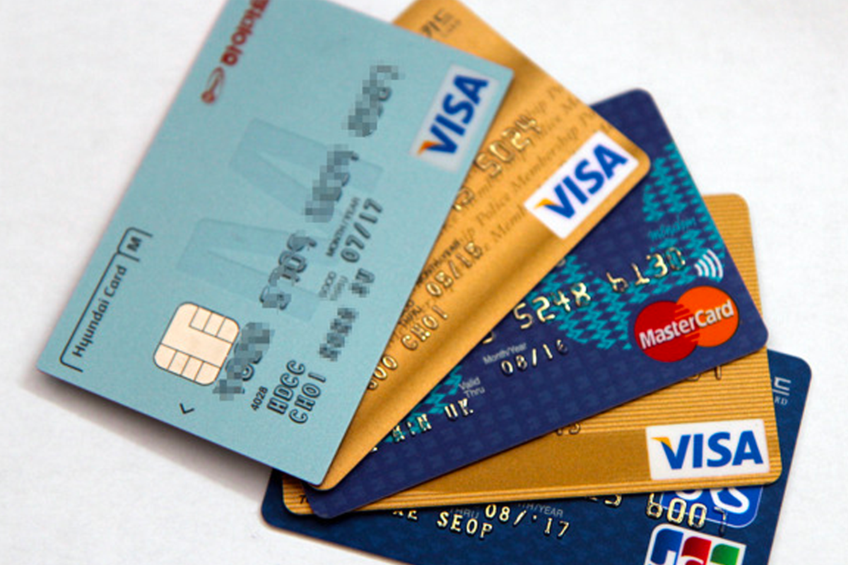 多張信用卡的照片，象徵香港和韓國人對電子支付方式的不同偏好。