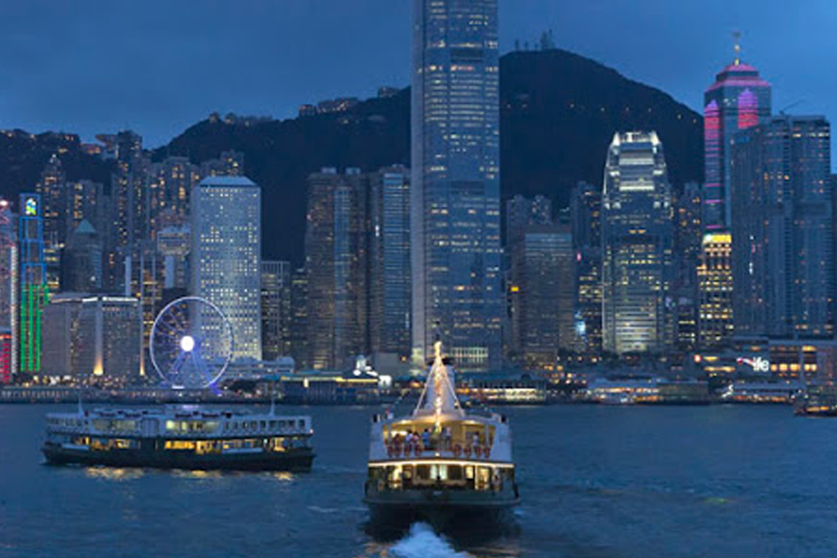香港夜晚的天際線,展示一座充滿活力與繁榮的城市景觀。
