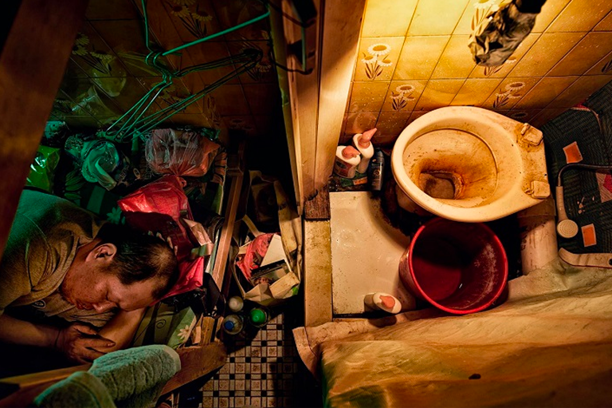 香港劏房內部照片，描繪了生活空間的有限和生活質素的挑戰。