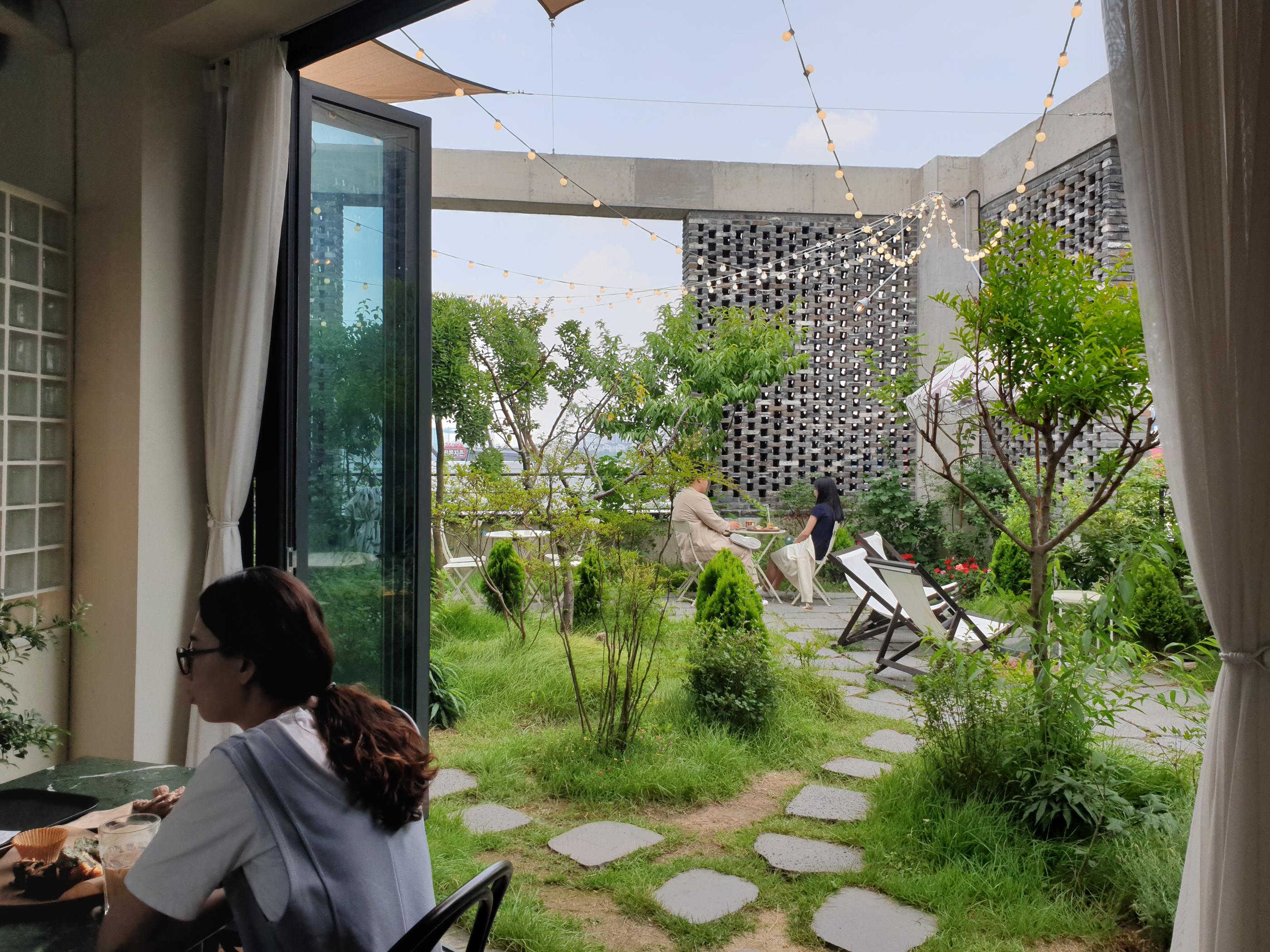 韓国カフェ、韓国、カフェ、ソウル、ソウルカフェ、ソウル郊外、ソウル郊外カフェ、郊外カフェ、京畿道、キョンギド、コヤン、コヤン市、高陽、高陽カフェ、コヤンカフェ、イルサン、イルサンカフェ、一山、一山カフェ、ホンデ、ホンデ入口、コンドク、孔徳、パジュカフェ、パジュ