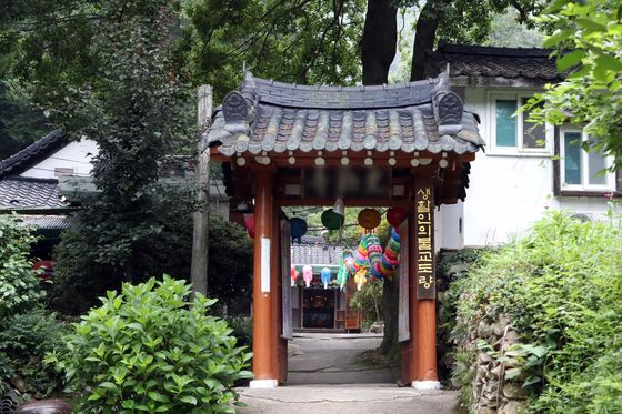 ทางเข้า Gwangreuk Temple เกาหลีใต้, วัดที่เกี่ยวข้องกับการแพร่ COVID-19, ซอยที่มีสวนเขียวขจี, เพดานกระเบื้องที่มีสีสันและโคมไฟประดับ