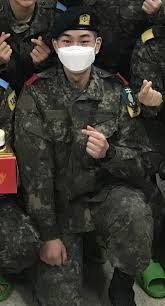 ออนิว SHINee ยิ้มในชุดทหารพร้อมแสดงความรู้สึกยินดีหลังจากปลดประจำการ