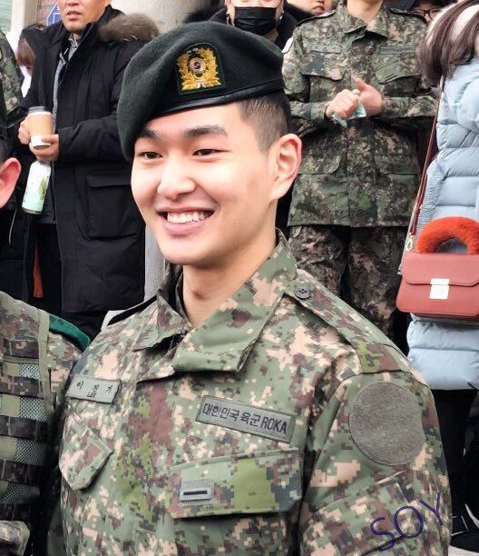 อนิว SHINee ในชุดทหาร ภาพถ่ายในวันที่ได้รับการปลดประจำการจากการรับราชการทหาร