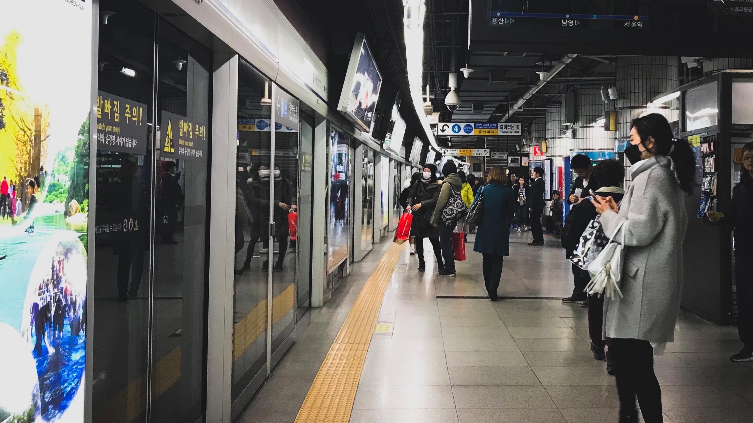 เคยสงสัยกันมั้ยเอ่ย? ว่าการใช้ชีวิตในเกาหลีแต่ล่ะวันมีค่าใช้จ่ายเท่าไหร่? ทั้งค่ากาแฟ,ค่าเดินทาง, ขนมกินเล่น แถมยังราคาอาหารอีก อยู่เกาหลีต้องเตรียมเงินเท่าไหร่กันน้าาาา?!?!