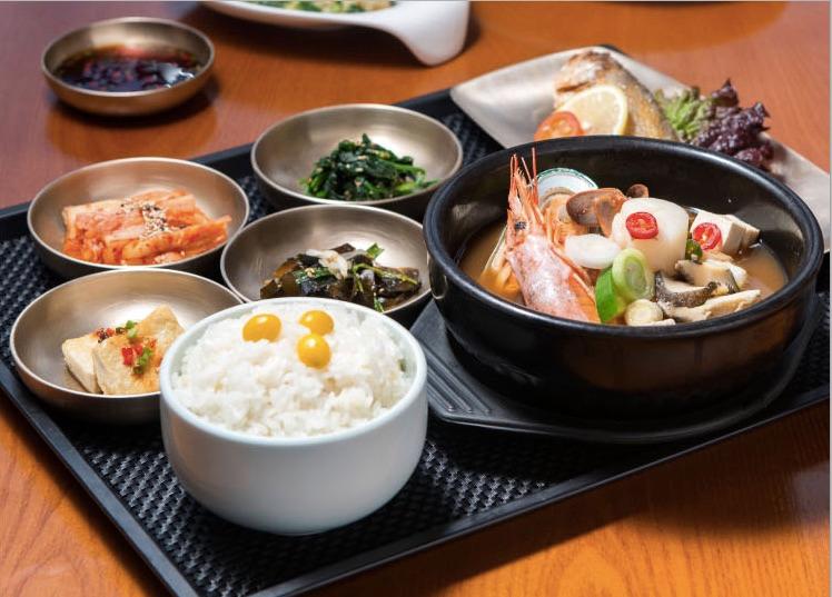 เคยสงสัยกันมั้ยเอ่ย? ว่าการใช้ชีวิตในเกาหลีแต่ล่ะวันมีค่าใช้จ่ายเท่าไหร่? ทั้งค่ากาแฟ,ค่าเดินทาง, ขนมกินเล่น แถมยังราคาอาหารอีก อยู่เกาหลีต้องเตรียมเงินเท่าไหร่กันน้าาาา?!?!