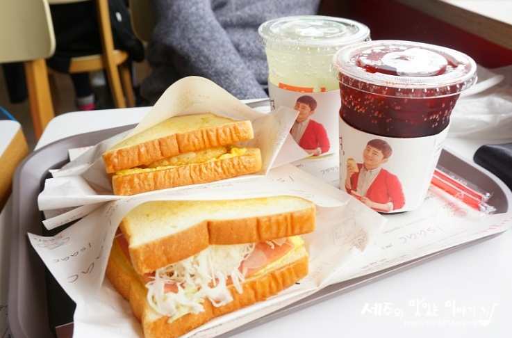 เคยสงสัยกันมั้ยเอ่ย? ว่าการใช้ชีวิตในเกาหลีแต่ล่ะวันมีค่าใช้จ่ายเท่าไหร่? ทั้งค่ากาแฟ,ค่าเดินทาง, ขนมกินเล่น แถมยังราคาอาหารอีก อยู่เกาหลีต้องเตรียมเงินเท่าไหร่กันน้าาาา?!?!