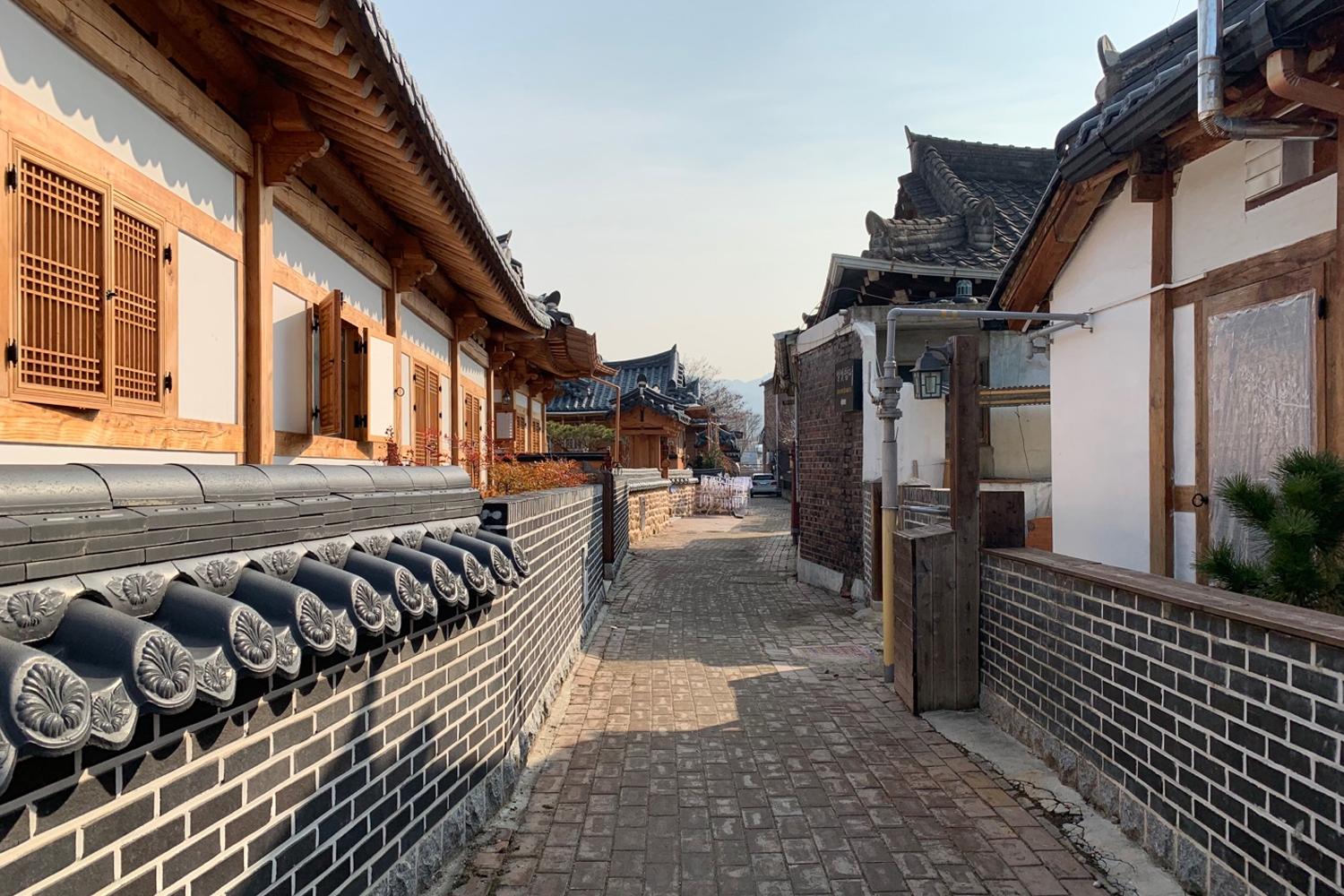 全州韓屋村的巷弄風景，石板路及傳統韓屋行成的古色古香街道。