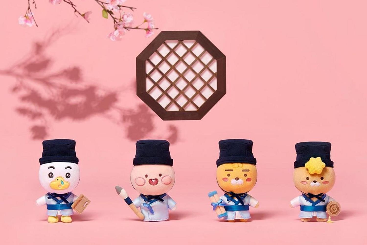 Kakao Friends Store中展示的可愛公仔，吸引遊客目光。