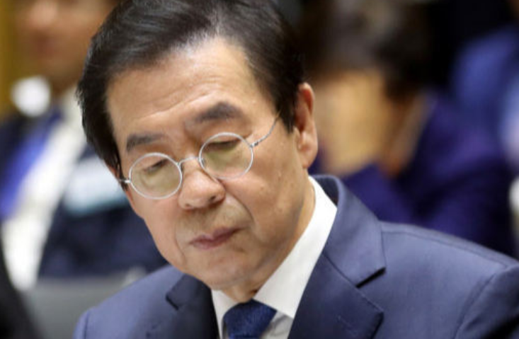 ソウル市長がスーツとネクタイを着ている画像、政治的イベント中に出席している様子を写している