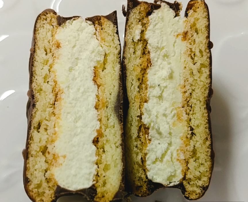 韓国のチョコパイ、モンシェルの断面。冷凍することでマシュマロ部分がアイスクリームのようになり、新しい食感を楽しめる。