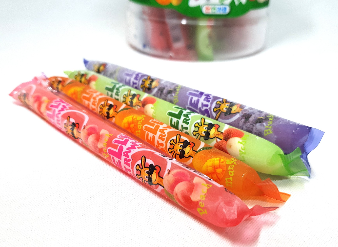 韓国で人気のフルーツ味のゼリースティック。冷凍してシャリシャリの外側と柔らかい内側の新食感を楽しむ。