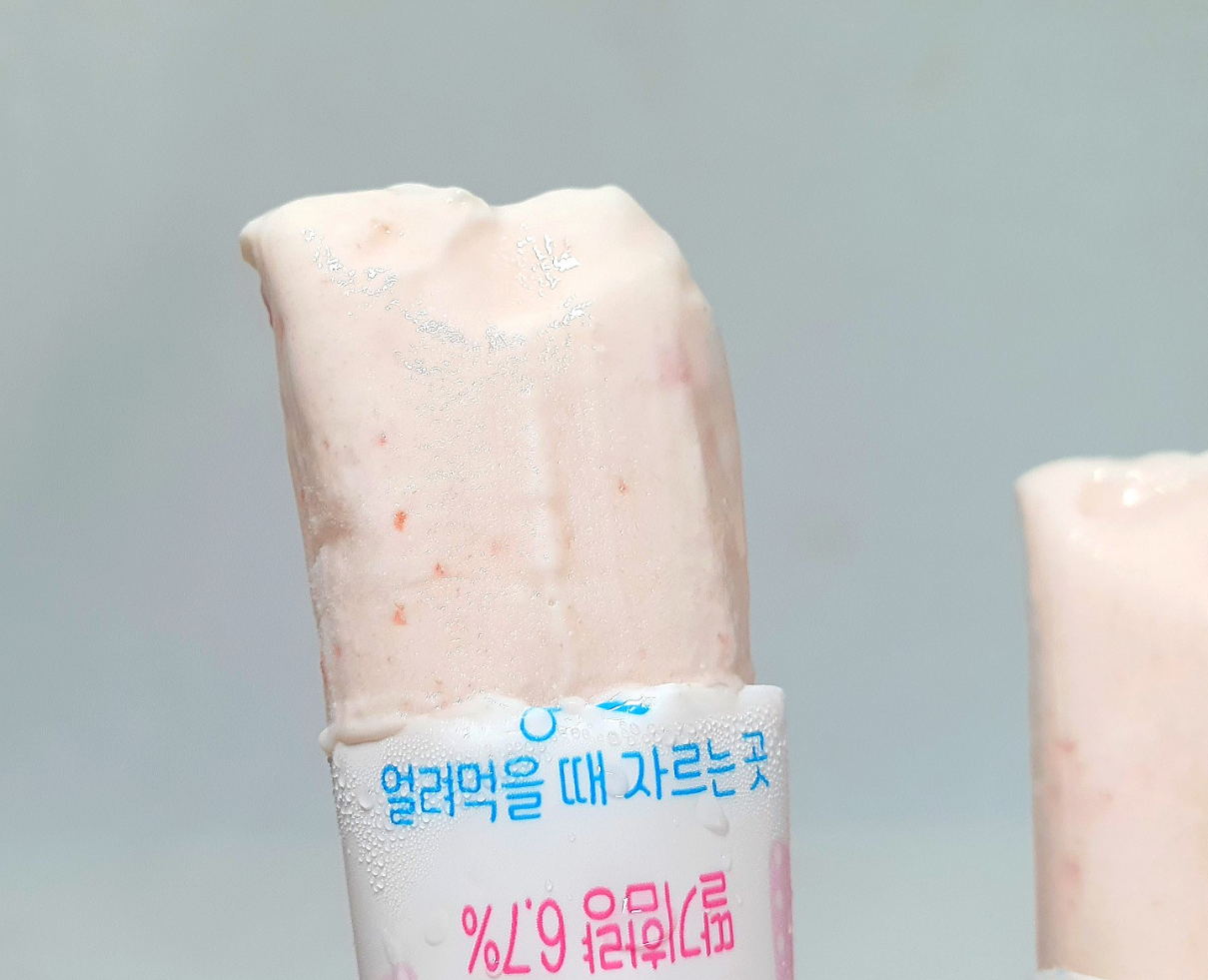 凍らせて食べることが人気のチャヨチャヨの発砲したイチゴ味アイス。