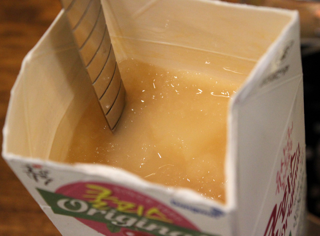 開封されたパックに入った凍った韓国飲料クルピス。濃厚でシャーベットのような食感が楽しめる。トッポッキなど辛いものとよく合う飲み物。