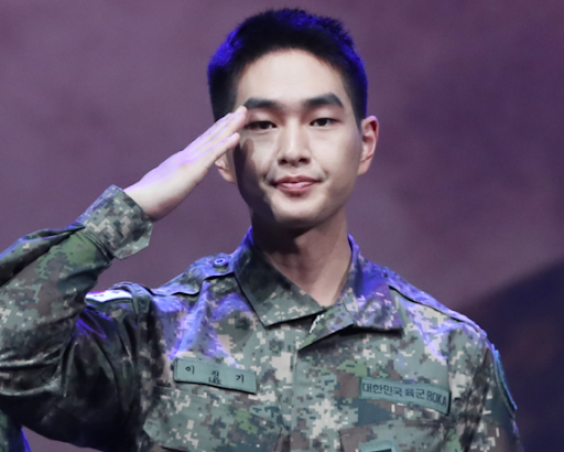 Onew нь цэргийн дүрэмт хувцас өмссөнөөр цэргийн албанаас халагдаж буй үеэр албархуу хамтлаг.